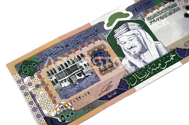 يُظهر الوجه الأمامي للورقة النقدية من فئة 500 ريال سعودي صورة الكعبة المشرفة داخل المسجد الحرام بمكة المكرمة، والملك عبد الرحمن بن عبد العزيز آل سعود.