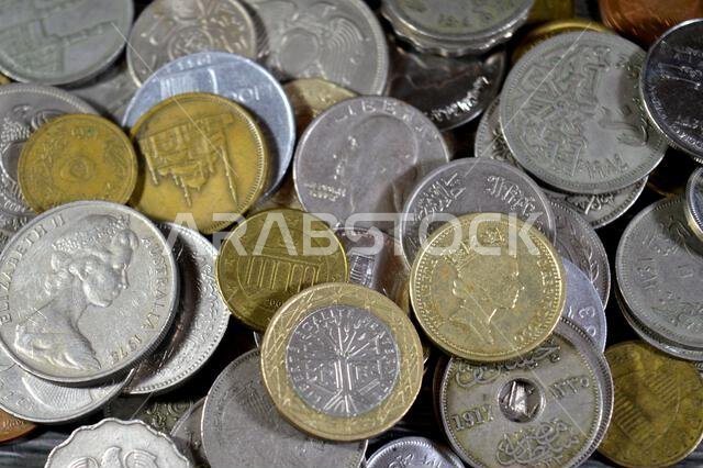 مجموعة من العملات المعدنية المتنوعة من مختلف دول العالم، من أزمنة وقيم مختلفة، عملات قديمة عتيقة ذات قيم مختلفة ومن مصادر مختلفة