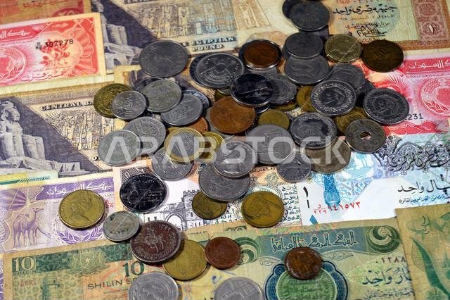 خلفية متنوعة من الأوراق النقدية والعملات المعدنية من مختلف دول العالم، من أزمنة وقيم مختلفة، أوراق نقدية قديمة الطراز