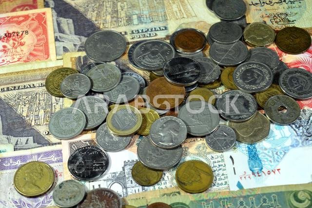 خلفية متنوعة من الأوراق النقدية والعملات المعدنية من مختلف دول العالم، من أزمنة وقيم مختلفة، أوراق نقدية قديمة الطراز