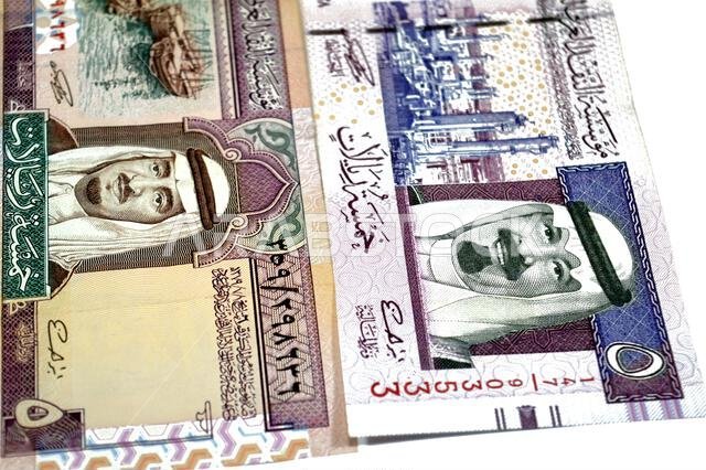 يحمل وجه ورقة نقدية من فئة 5 ريالات سعودية صورة الملك فهد وعبد الله بن عبد العزيز آل سعود.