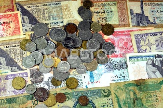 خلفية متنوعة من الأوراق النقدية والعملات المعدنية من مختلف دول العالم، من أزمنة وقيم مختلفة، أوراق نقدية قديمة الطراز