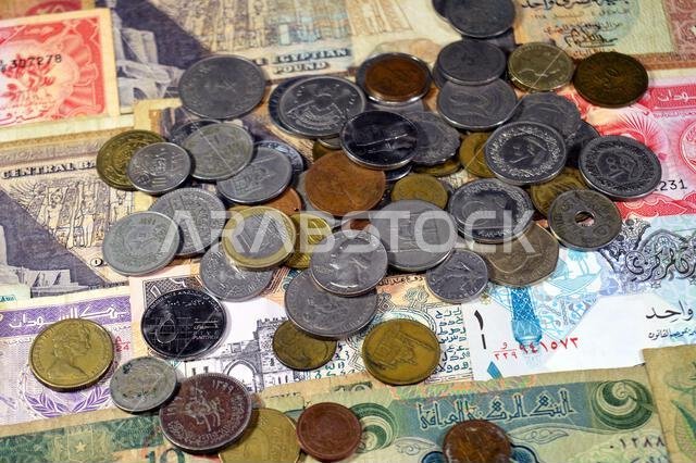 خلفية متنوعة من الأوراق النقدية والعملات المعدنية من مختلف دول العالم، من أزمنة وقيم مختلفة، أوراق نقدية قديمة الطراز
