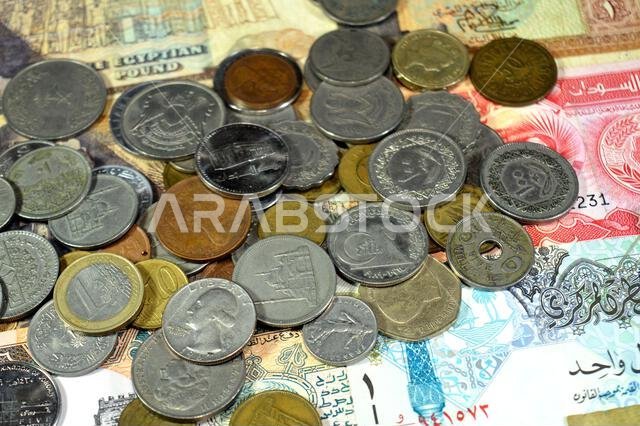 خلفية متنوعة من الأوراق النقدية والعملات المعدنية من مختلف دول العالم، من أزمنة وقيم مختلفة، أوراق نقدية قديمة الطراز