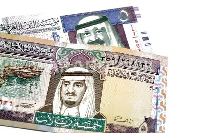 the obverse sides of 5 SAR five Saudi Arabian riyals cash money banknote bill, features a portrait of king Fahd and Abdullah Bin AbdulAziz Al Saud, Dh