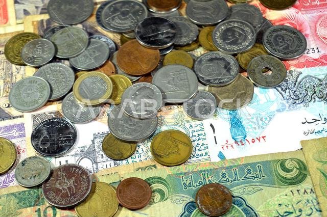 خلفية متنوعة من الأوراق النقدية والعملات المعدنية من مختلف دول العالم، من أزمنة وقيم مختلفة، أوراق نقدية قديمة الطراز