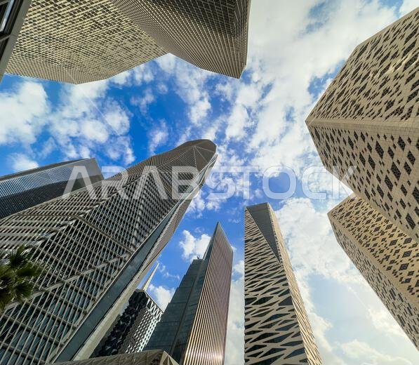 منظر من الأسفل لواجهات المباني الشاهقة في الحي المالي بالملك عبد الله، الرياض، المملكة العربية السعودية