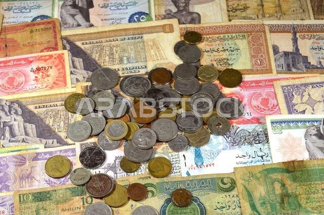 خلفية متنوعة من الأوراق النقدية والعملات المعدنية من مختلف دول العالم، من أزمنة وقيم مختلفة، أوراق نقدية قديمة الطراز