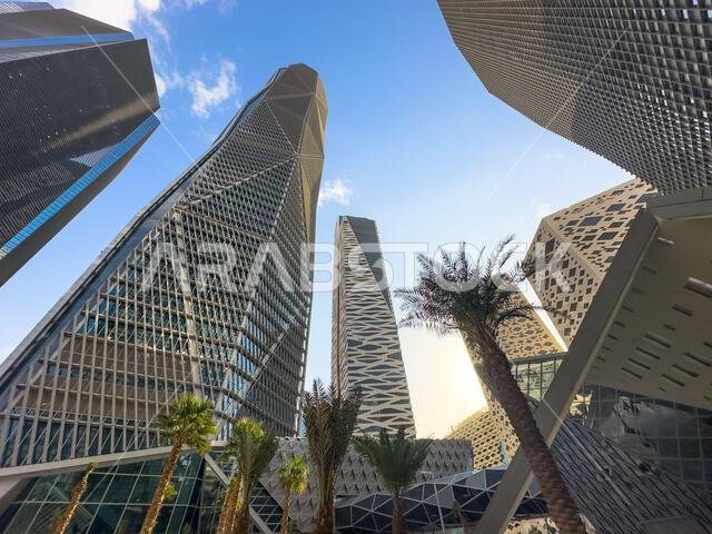 منظر من الأسفل لواجهات المباني الشاهقة في الحي المالي بالملك عبد الله، الرياض، المملكة العربية السعودية
