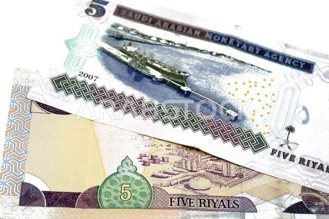 الوجه الخلفي لورقة نقدية من فئة 5 ريالات سعودية، يظهر مصفاة نفط، وهي عملة سعودية قديمة الطراز من حقبة كي