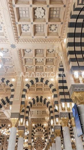 المدينة المنورة، المملكة العربية السعودية – 7 مارس 2024: الهندسة المعمارية الداخلية للمسجد النبوي المدينة المنورة، المملكة العربية السعودية – 7 مارس 2024: الهندسة المعمارية الداخلية للمسجد النبوي