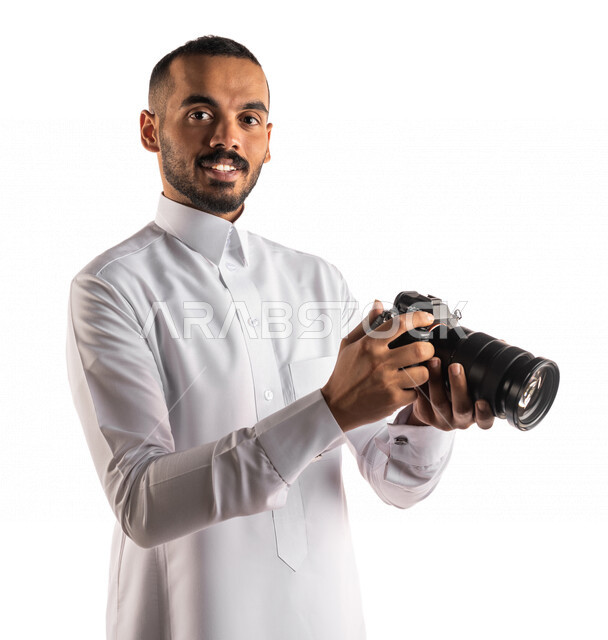 بورتريه لشاب عربي خليجي سعودي يحمل بيده كاميرا تصوير عالية الدقة ، إلتقاط الصور التذكارية ، مصور سعودي ، إحتراف التصوير ، كاميرا عالية الدقة ، هواية التصوير