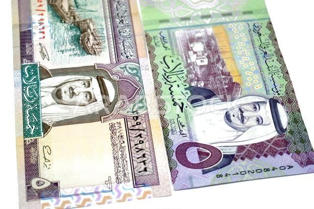 يحمل وجهي ورقة نقدية من فئة 5 ريالات سعودية قديمة وجديدة صورة الملك فهد والملك سلمان بن عبد العزيز.