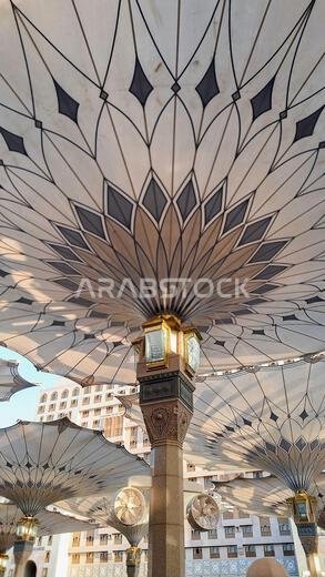 المدينة المنورة، المملكة العربية السعودية - 7 مارس 2024: التصميم المعماري الخارجي للمظلة العملاقة في المسجد النبوي