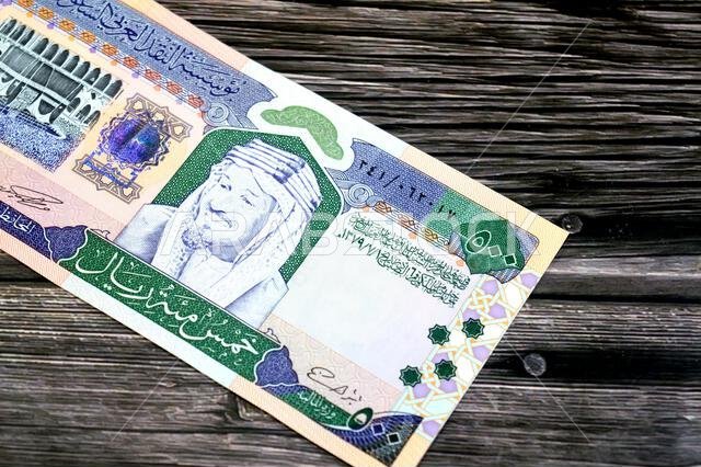 يُظهر الوجه الأمامي للورقة النقدية من فئة 500 ريال سعودي صورة الكعبة المشرفة داخل المسجد الحرام بمكة المكرمة، والملك عبد الرحمن بن عبد العزيز آل سعود.