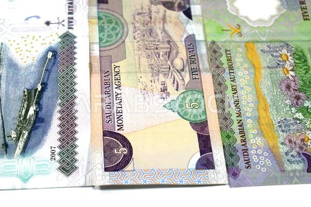 الوجه الخلفي لخمسة ريالات سعودية، عملات سعودية قديمة وجديدة من عهد الملك عبد الله والملك فهد
