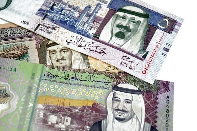 يحمل وجهي ورقة نقدية قديمة وجديدة من فئة 5 ريالات سعودية صورة الملك فهد وعبد الله والملك سلمان بن عبد العزيز.