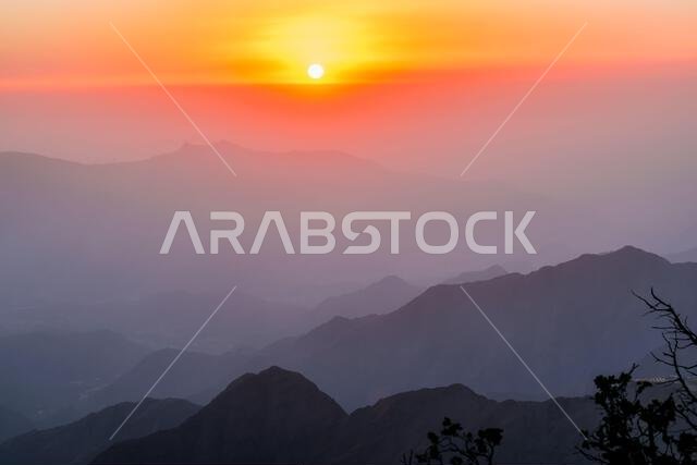 صورة بانورامية لغروب الشمس من قمم جبال السودة، جنوب المملكة العربية السعودية صورة بانورامية لغروب الشمس من قمم جبال السودة، جنوب المملكة العربية السعودية