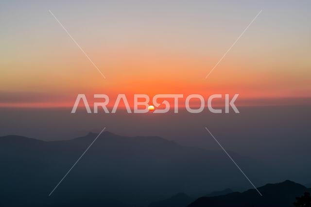 صورة بانورامية لغروب الشمس من قمم جبال السودة، جنوب المملكة العربية السعودية صورة بانورامية لغروب الشمس من قمم جبال السودة، جنوب المملكة العربية السعودية