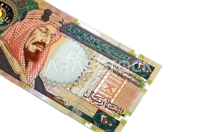 يظهر على الوجه الأمامي للورقة النقدية من فئة 200 ريال سعودي صورة الملك عبد العزيز آل سعود، وصورة باب المصمك. يظهر على الوجه الأمامي للورقة النقدية من فئة 200 ريال سعودي صورة الملك عبد العزيز آل سعود، وصورة باب المصمك.