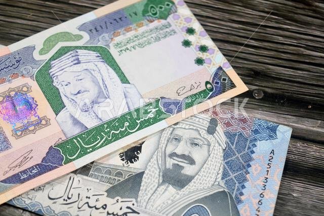 يُظهر وجهي ورقة نقدية من فئة 500 ريال سعودي، القديمة والجديدة، صورة الكعبة المشرفة داخل المسجد الحرام بالمملكة العربية السعودية.