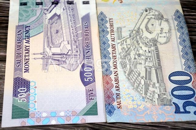 يظهر على الوجه الخلفي للورقة النقدية القديمة والجديدة من فئة 500 ريال سعودي فناء المسجد الحرام في مكة المكرمة.