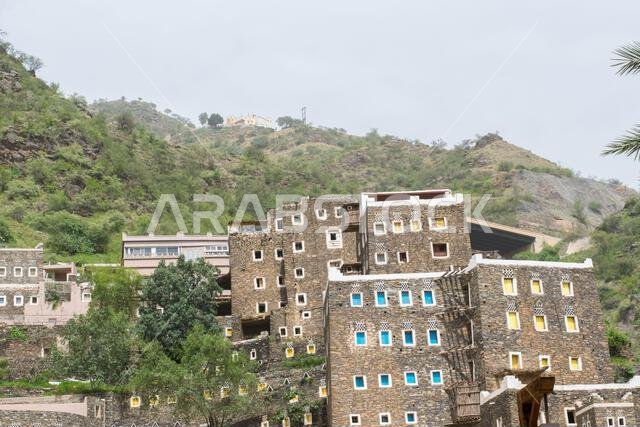 صورة رائعة لمباني مدينة رجال الماء، التي تتميز بطابعها التاريخي، تمامًا كما هو الحال في البيوت التاريخية.