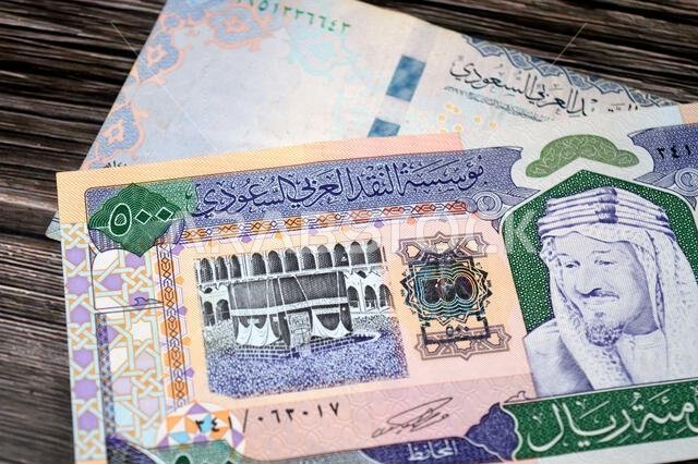 يُظهر وجهي ورقة نقدية من فئة 500 ريال سعودي، القديمة والجديدة، صورة الكعبة المشرفة داخل المسجد الحرام بالمملكة العربية السعودية.