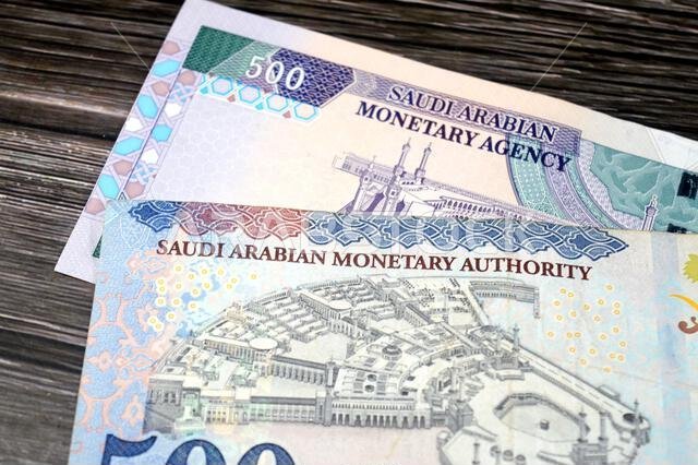 يظهر على الوجه الخلفي للورقة النقدية القديمة والجديدة من فئة 500 ريال سعودي فناء المسجد الحرام في مكة المكرمة.