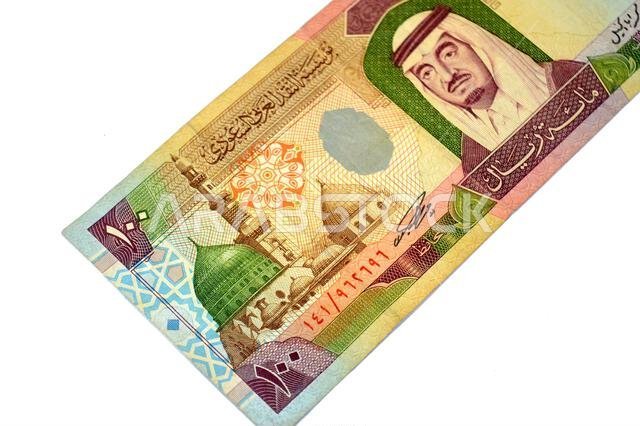يحتوي الوجه الأمامي للورقة النقدية من فئة 100 ريال سعودي على صورة الملك فهد بن عبد العزيز والنبي.