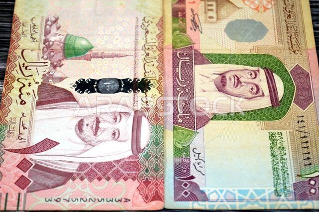 الوجه الأمامي لفئة 100 ريال سعودي، وهي فئة نقدية، يحمل صور الملك فهد والملك سلمان بن عبد العزيز والنبي. الوجه الأمامي لفئة 100 ريال سعودي، وهي فئة نقدية، يحمل صور الملك فهد والملك سلمان بن عبد العزيز والنبي.