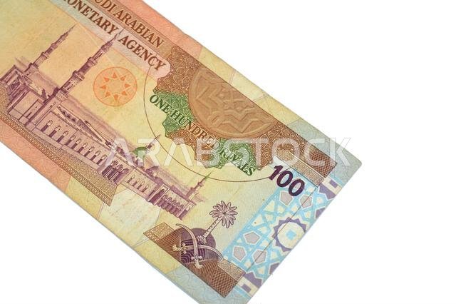 يُظهر الوجه الخلفي للورقة النقدية من فئة 100 ريال سعودي منظراً عاماً للمسجد النبوي الشريف في المدينة المنورة. يُظهر الوجه الخلفي للورقة النقدية من فئة 100 ريال سعودي منظراً عاماً للمسجد النبوي الشريف في المدينة المنورة.
