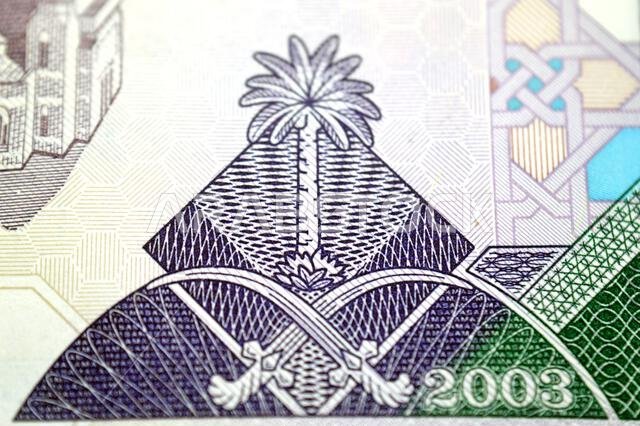 تفاصيل الوجه الخلفي لورقة نقدية من فئة 500 ريال سعودي، تُظهر فناء المسجد الحرام في مكة المكرمة.