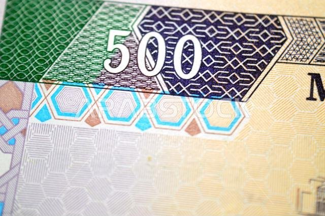 صورة مقربة للوجه الخلفي لورقة نقدية من فئة 500 ريال سعودي، تُظهر فناء المسجد الحرام في مكة المكرمة. صورة مقربة للوجه الخلفي لورقة نقدية من فئة 500 ريال سعودي، تُظهر فناء المسجد الحرام في مكة المكرمة.