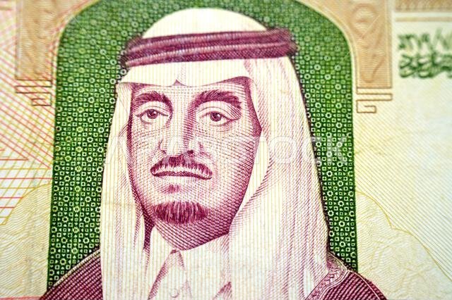 صورة الملك فهد بن عبد العزيز من الوجه الأمامي لورقة نقدية من فئة 100 ريال سعودي، كما يظهر عليها أيضاً اسم الرئيس.