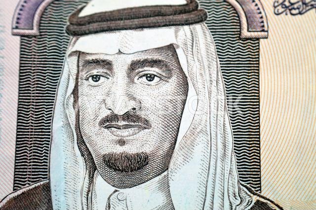 صورة للملك فهد بن عبد العزيز آل سعود من الوجه الأمامي لورقة نقدية من فئة 5 ريالات سعودية، كما تظهر عليها صورة المراكب الشراعية (الدهو).