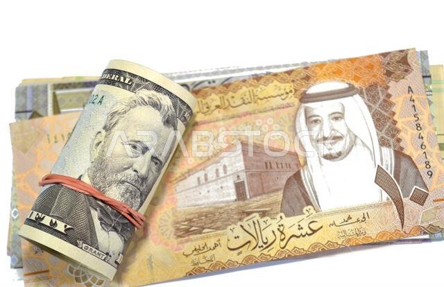 صورة لعملة سعودية (ريال سعودي) وخمسين دولارًا أمريكيًا (50 دولارًا أمريكيًا) ملفوفة بشريط مطاطي، تُظهر يوليسيس إس. غرانت، أ.