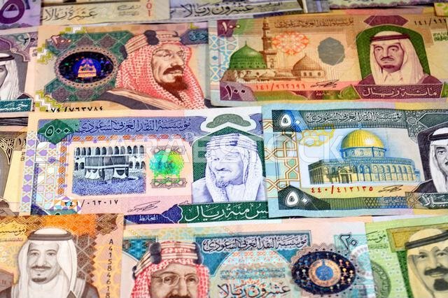 تاريخ العملات الورقية للريال السعودي (SAR)، من مختلف العصور والقيم، بدءًا من العملات القديمة ذات الطابع الكلاسيكي في عهد الملك فهد وحتى عهد الملك.