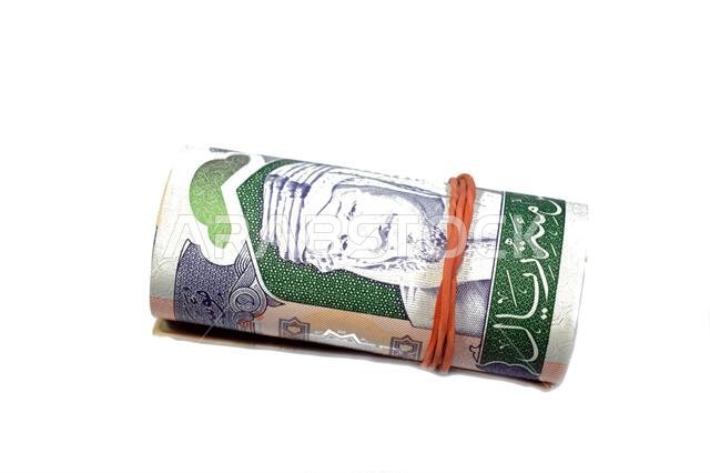 خمسمائة ريال سعودي، عبارة عن لفافة من الأوراق النقدية ملفوفة بمطاط مرن، تحمل صورة الكعبة المشرفة داخل المسجد الحرام بمكة المكرمة.