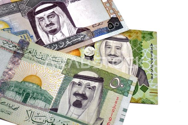 تظهر على الوجه الأمامي للأوراق النقدية من فئة 50 ريالاً سعودياً صور الملك فهد والملك سلمان والملك عبد الله بن عبد العزيز آل سعود.