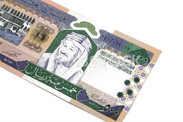 يُظهر الوجه الأمامي للورقة النقدية من فئة 500 ريال سعودي صورة الكعبة المشرفة داخل المسجد الحرام بمكة المكرمة، والملك عبد الرحمن بن عبد العزيز آل سعود.