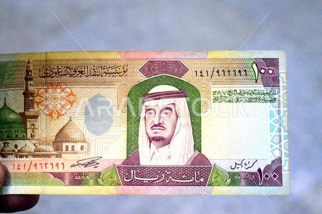 يحتوي الوجه الأمامي للورقة النقدية من فئة 100 ريال سعودي على صورة الملك فهد بن عبد العزيز والنبي. يحتوي الوجه الأمامي للورقة النقدية من فئة 100 ريال سعودي على صورة الملك فهد بن عبد العزيز والنبي.