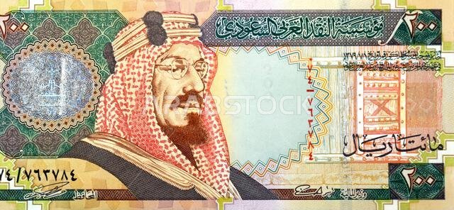 جزء كبير من وجه ورقة نقدية من فئة 200 ريال سعودي، يظهر عليه صورة الملك عبد العزيز آل سعود.