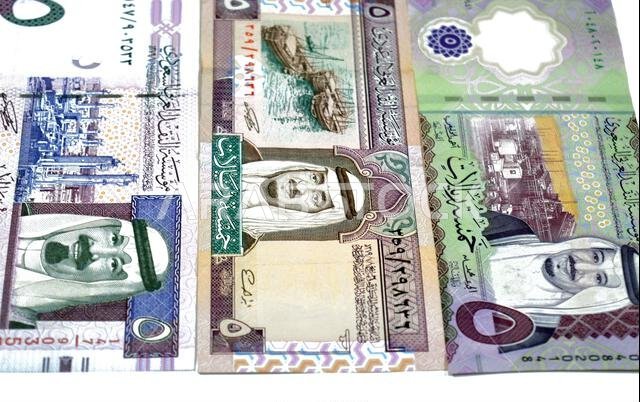 front sides of old and new 5 SAR five Saudi Arabian riyals cash money banknote bill, features a portrait of king Fahd, Abdullah and King Salman Bin Ab