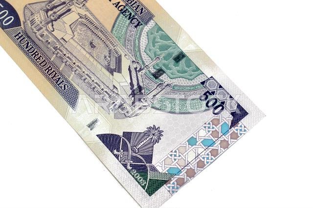 يُظهر الوجه الخلفي للورقة النقدية من فئة 500 ريال سعودي فناء المسجد الحرام في مكة المكرمة.