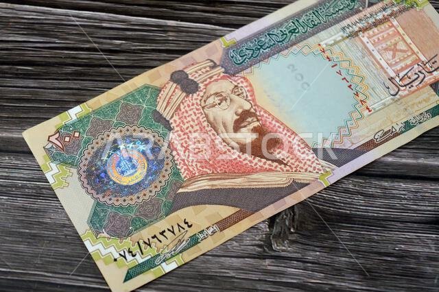 يظهر على الوجه الأمامي للورقة النقدية من فئة 200 ريال سعودي صورة الملك عبد العزيز آل سعود، وصورة باب المصمك.