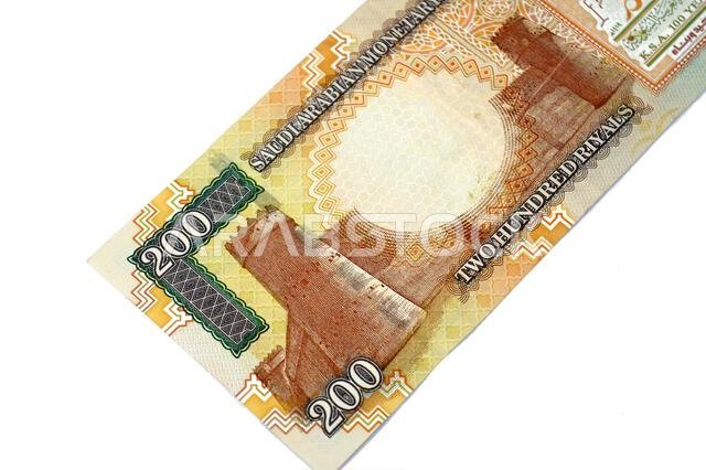 يظهر على الوجه الخلفي للورقة النقدية من فئة 200 ريال سعودي قصر المصمك في المنتصف، وشعار المملكة بمناسبة مرور مئة عام على تأسيسها، وحرف C.