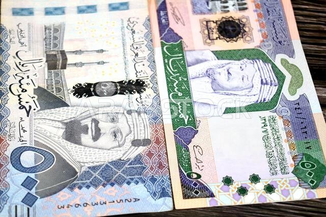 يُظهر وجهي ورقة نقدية من فئة 500 ريال سعودي، القديمة والجديدة، صورة الكعبة المشرفة داخل المسجد الحرام بالمملكة العربية السعودية.