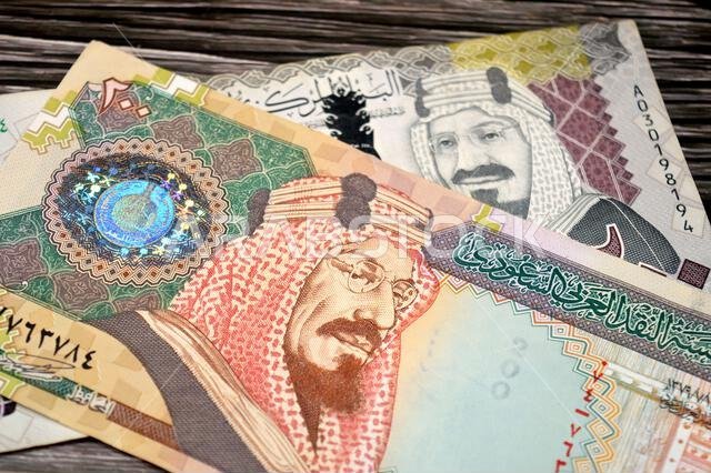 يحمل وجهي ورقة نقدية من فئة 200 ريال سعودي، القديمة والجديدة، صورة الملك عبد العزيز آل سعود، العملة السعودية.