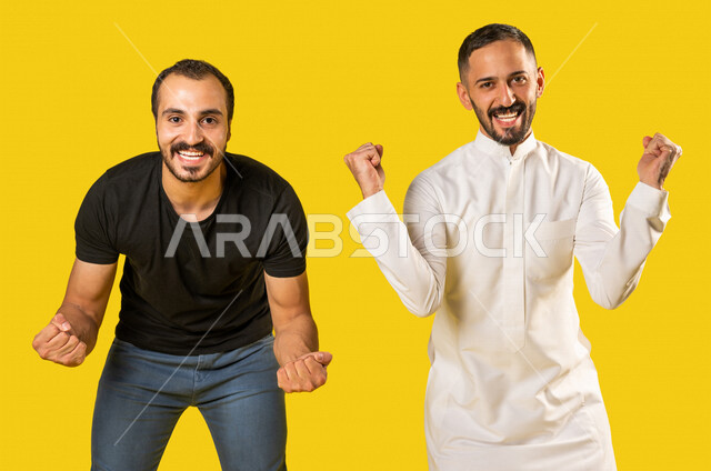 بورتريه لرجلان عربيان خليجيان سعوديان، الفرح بالفوز والانتصار، النجاح والقوة، تحقيق الاهداف، السعادة بالفوز، ايماءات وجه ويدين تدل على التشجيع والحماس، خلفية صفراء